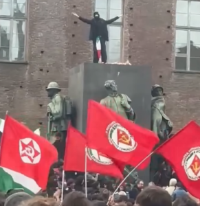 Torino, vergogna, bruciata la foto della Meloni